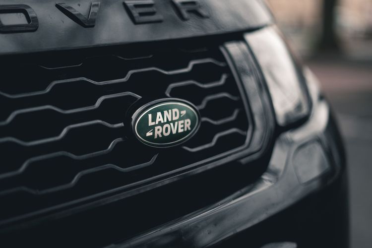 Land Rover Logo auf schwarzem Autogrill