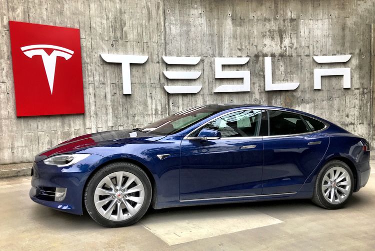 Tesla Auto Abo vor Tesla Logo | Bild 1