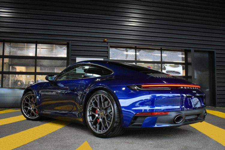 Blauer Porsche 911er in Werkstatt