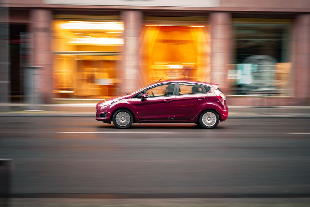 Roter Ford Fiesta vor Ladengeschäft