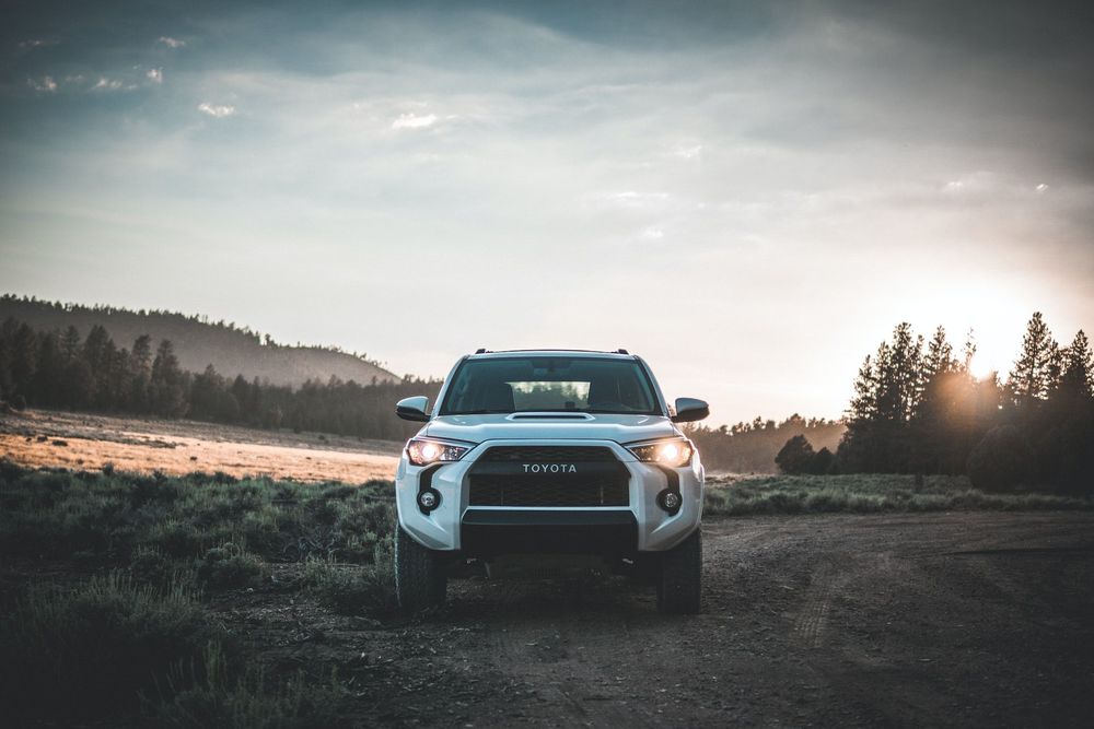 Toyota auf Straße vor Bergen in der Abenddämmerung