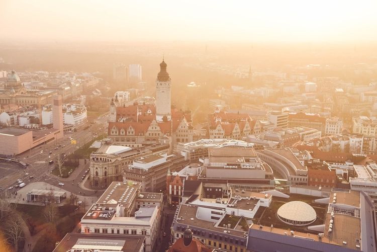 Leipziger Stadtfoto inklusive Kirche beim Sonnenaufgang