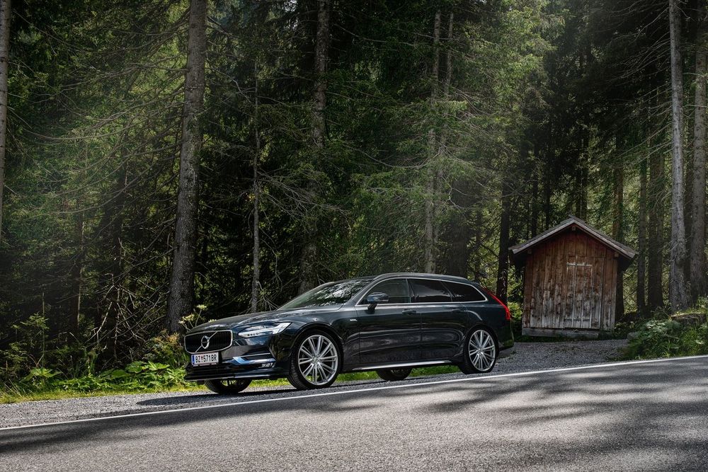 Volvo Auto Abo im Wald vor Hütte