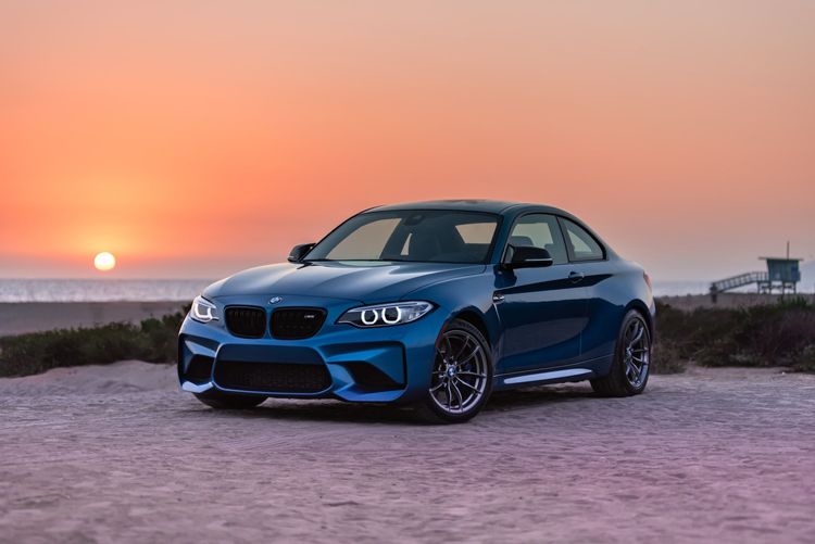 BMW 2er vor Sonnenuntergang am Strand