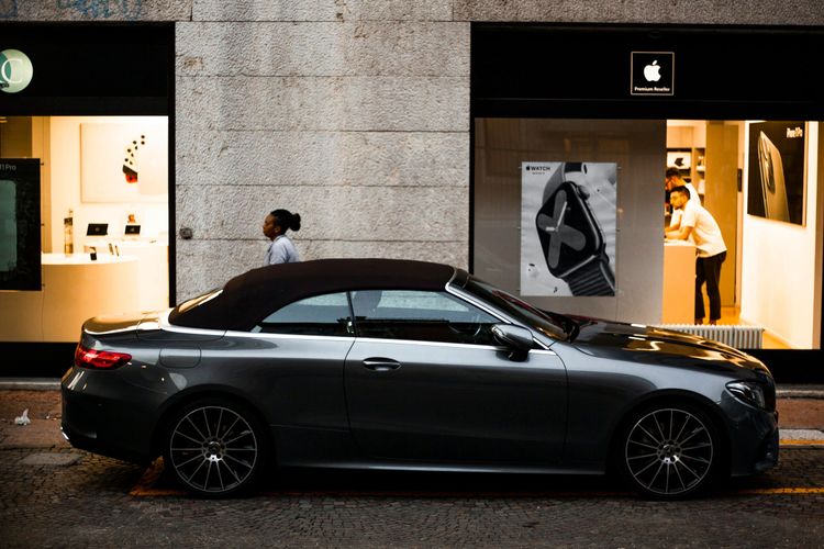 Mercedes Cabrio vor Apple Store