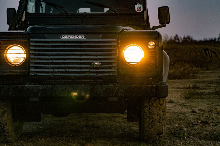 Land Rover Defender in Abenddämmerung in Niedersachsen